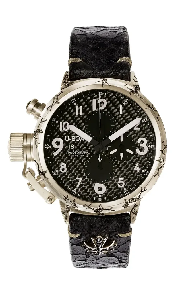 Markant: Auch das Lederband trägt feine Risse auf seiner Oberfläche.